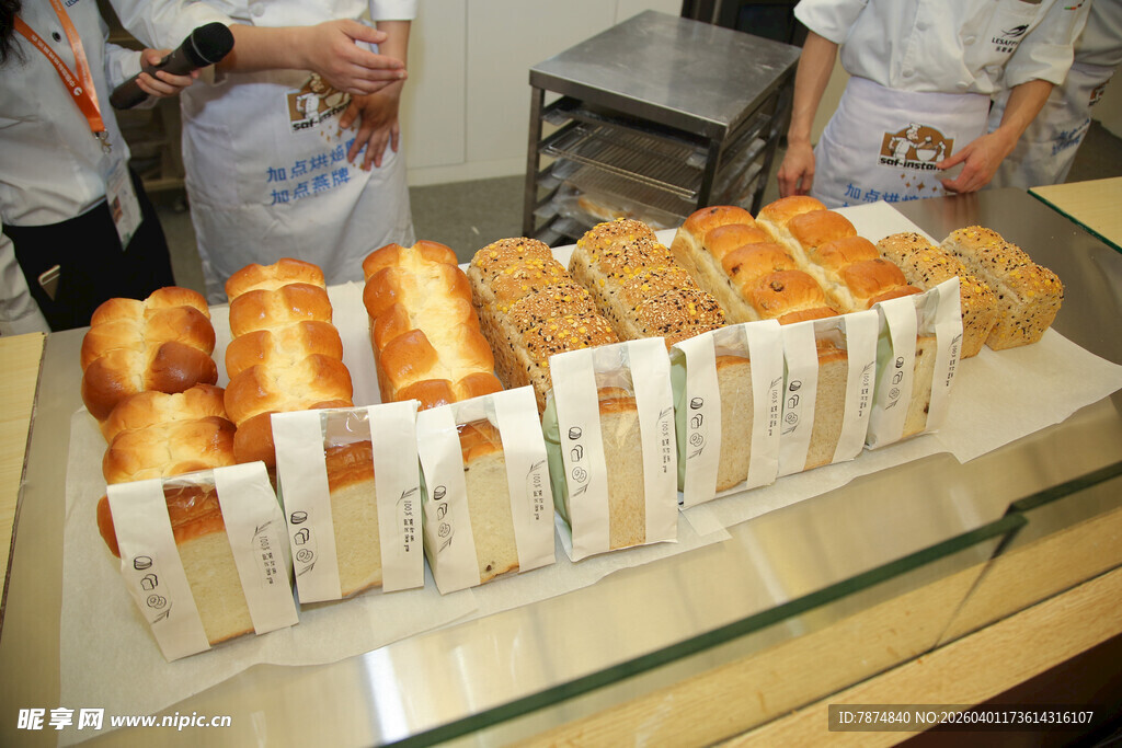 整齐摆放的美味盒装面包