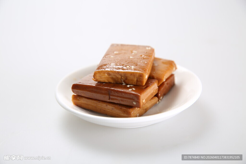 美味豆干摆于白盘