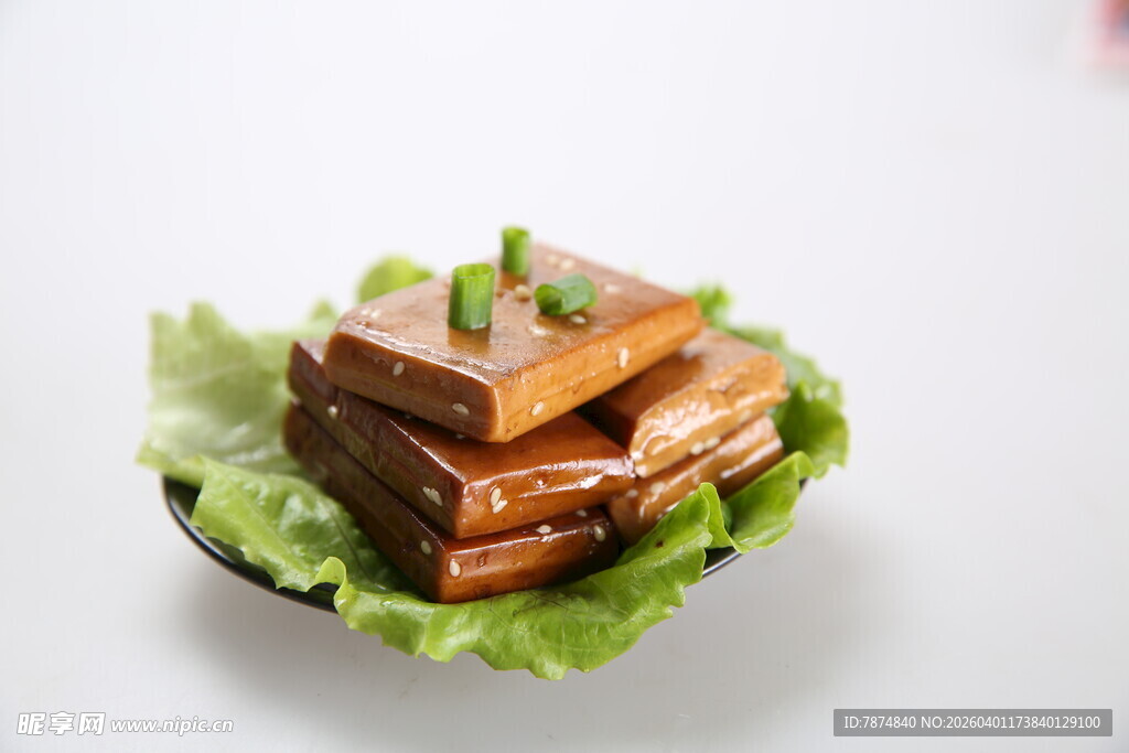 美味卤香豆干摆于生菜上