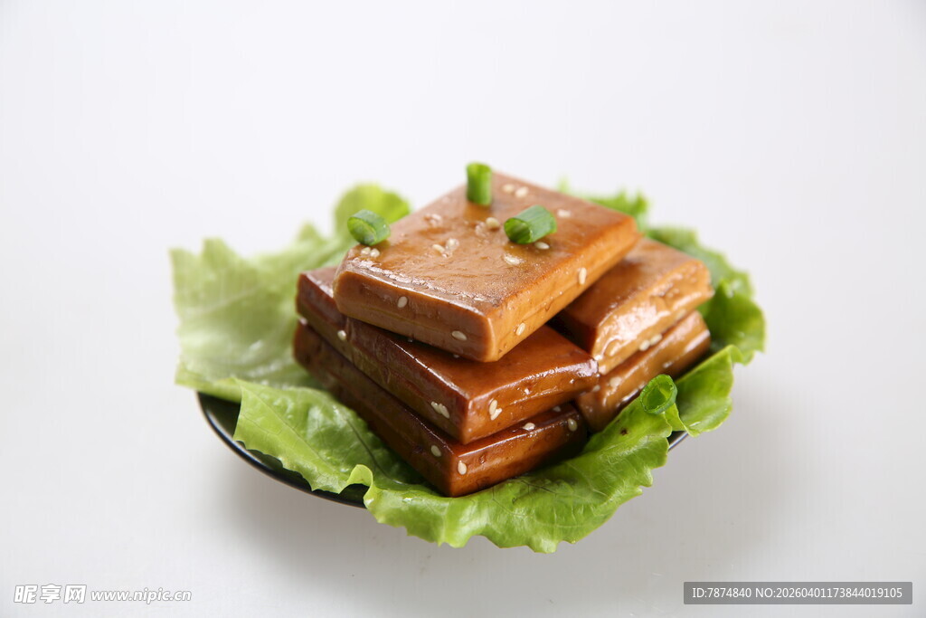 美味五香豆干摆生菜上