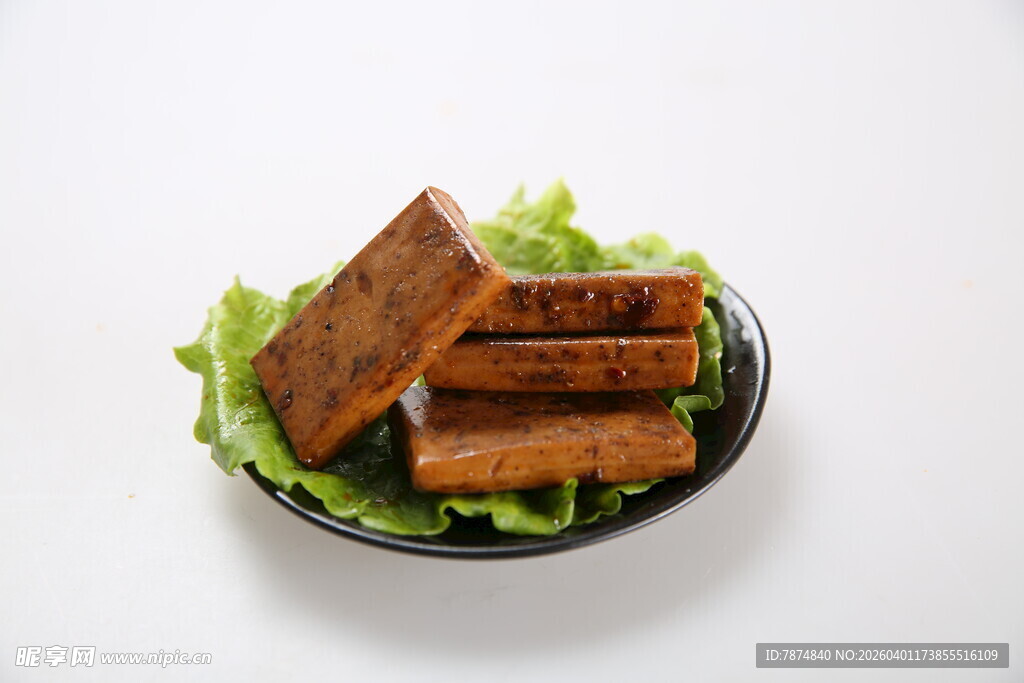 美味卤豆干摆于生菜上