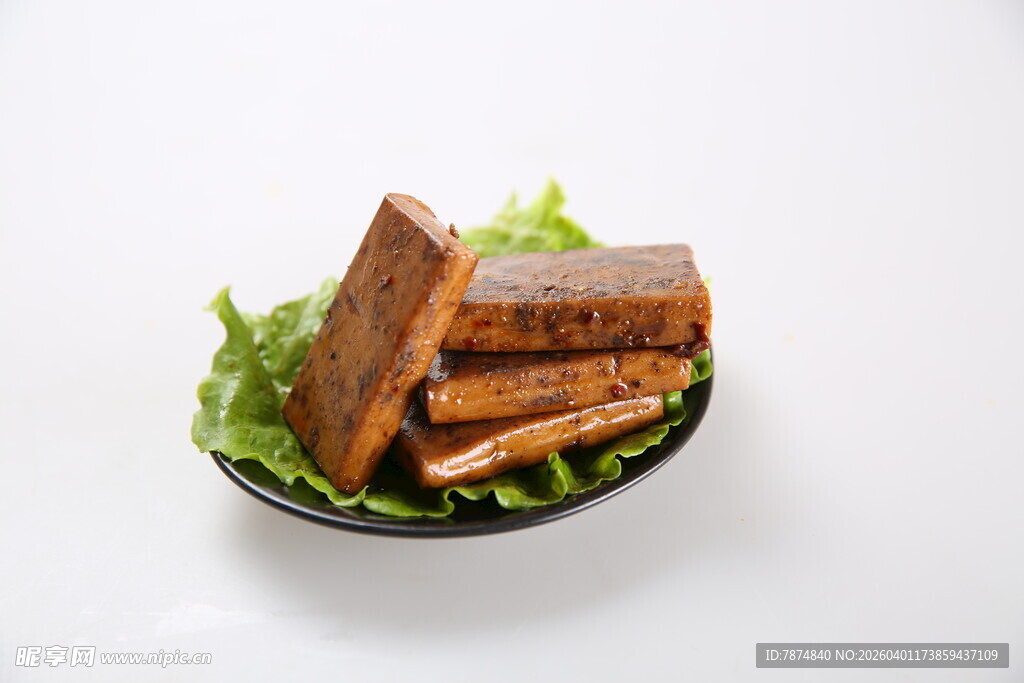 美味豆干摆于翠绿生菜上