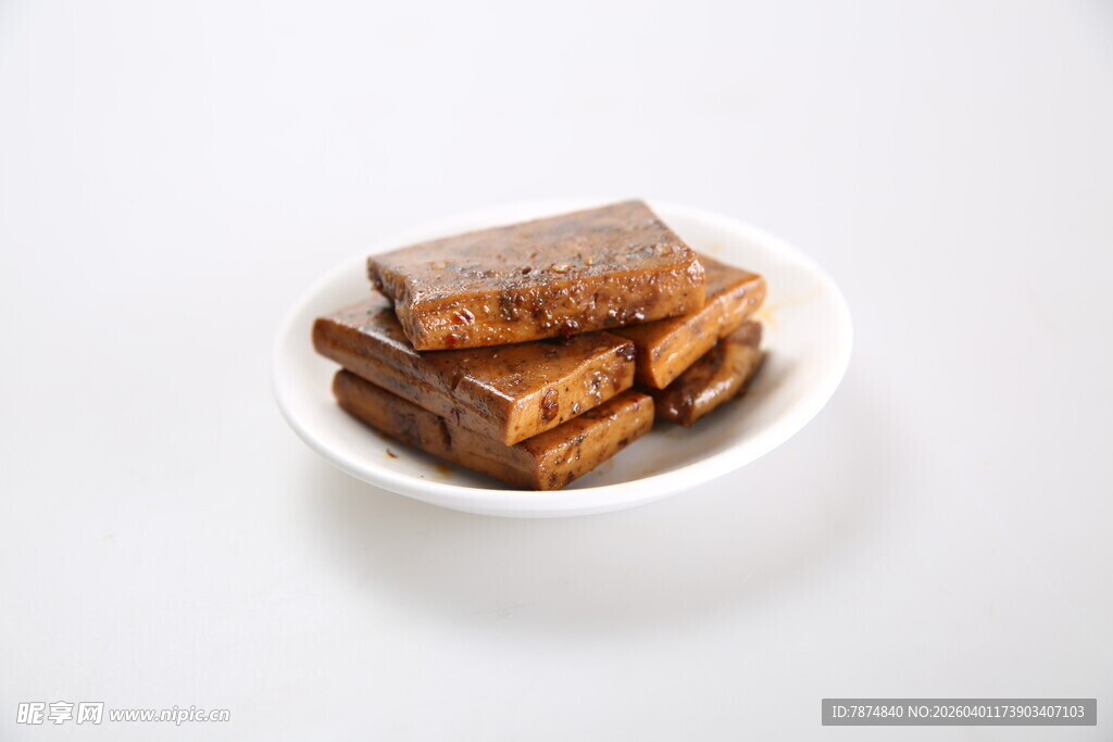 碗中堆叠的美味棕色糕点