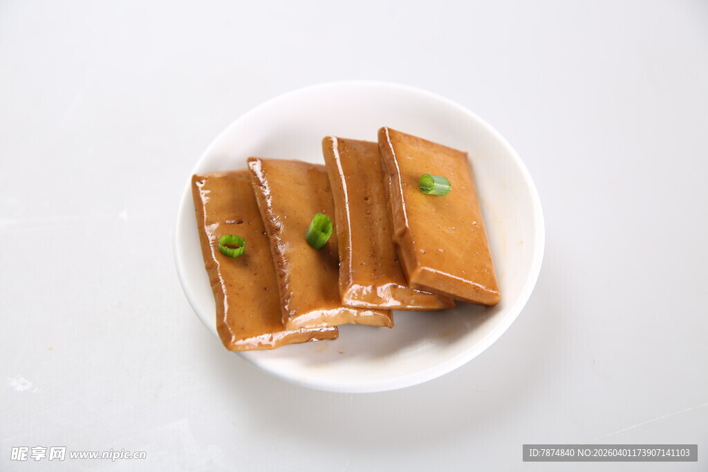 美味卤豆干摆于白盘