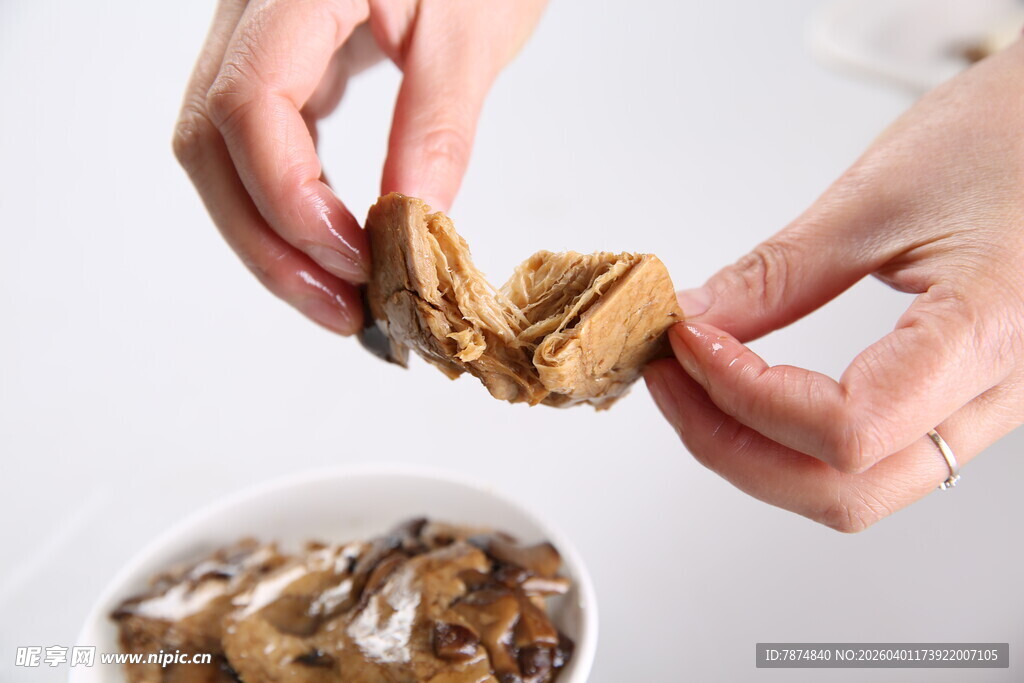 双手掰开美味糕点