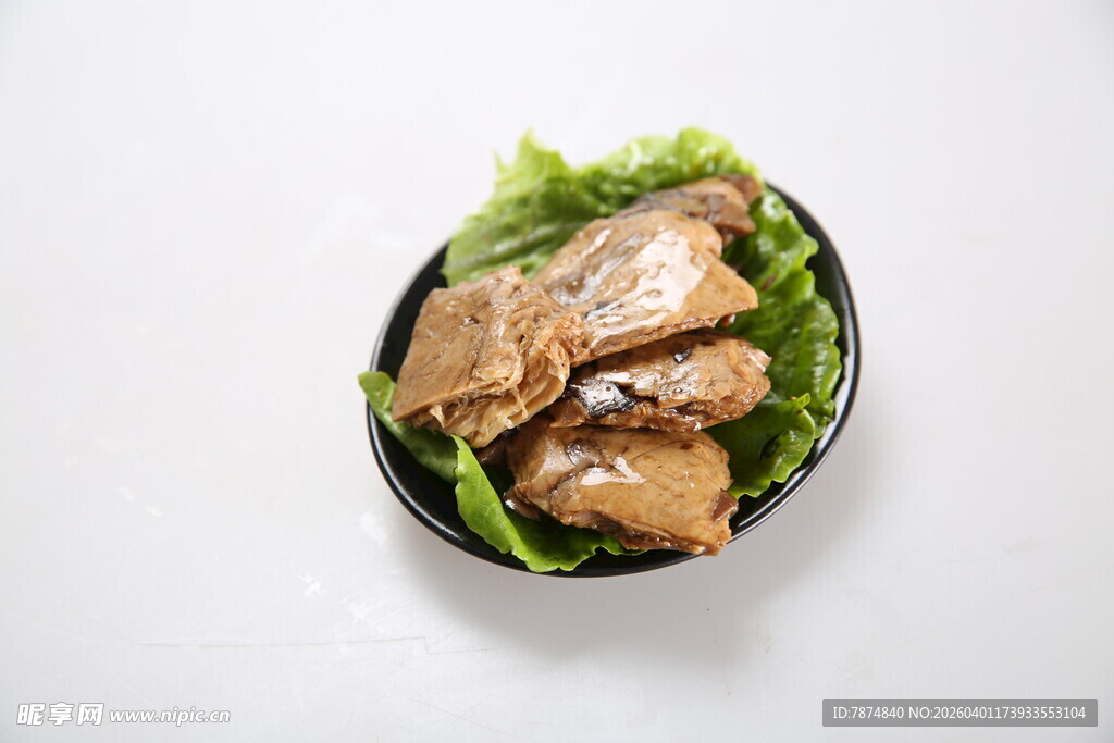 美味卤味豆皮摆于生菜上