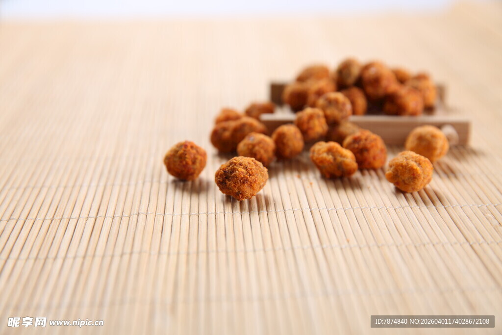 散落木盘的美味花生