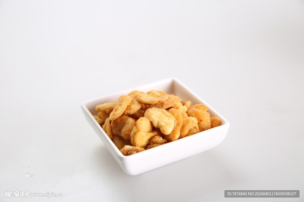 方形碗中装着美味零食