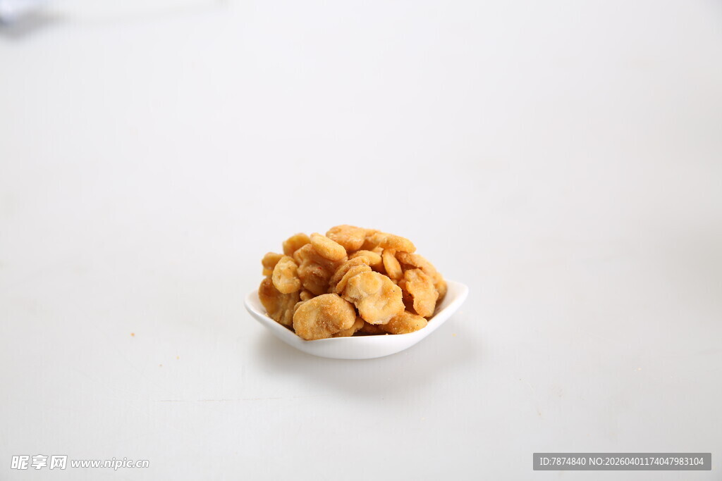 白色碗中装着美味蚕豆