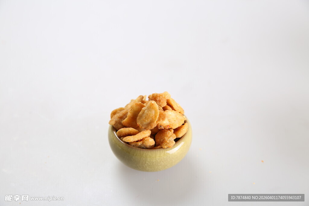 木碗中的香脆蚕豆