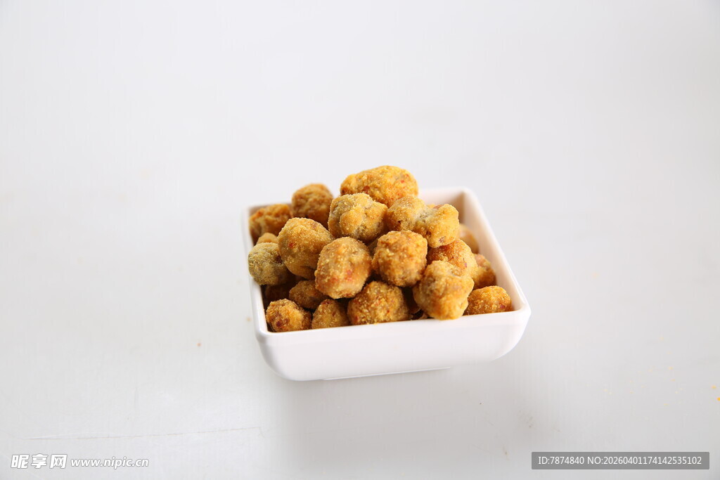 白色容器中的花生