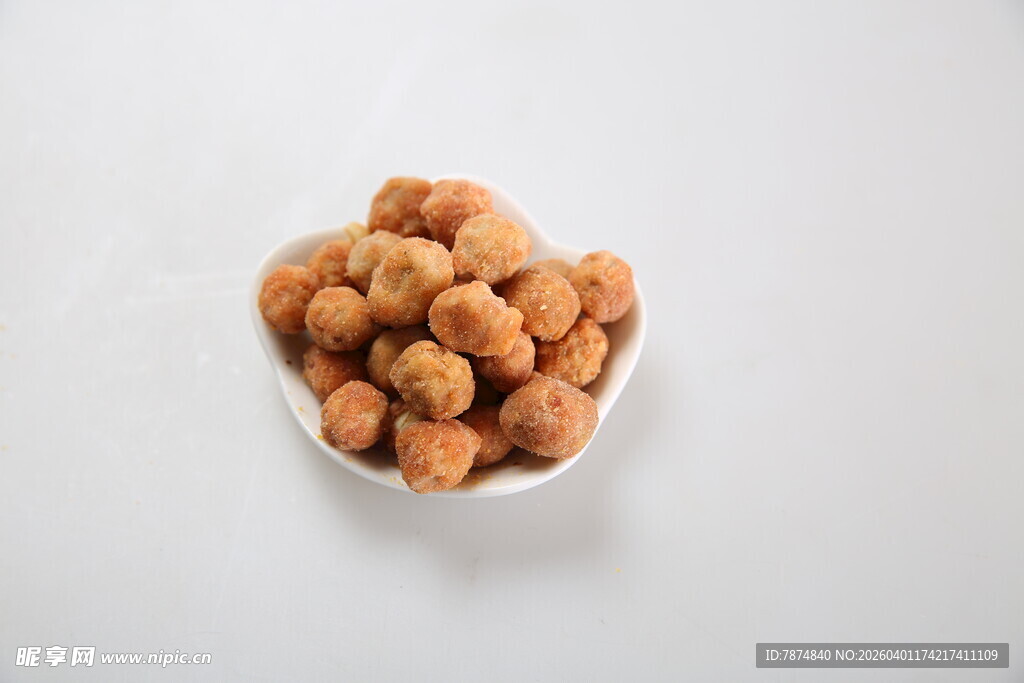 碗中美味香脆的油炸花生