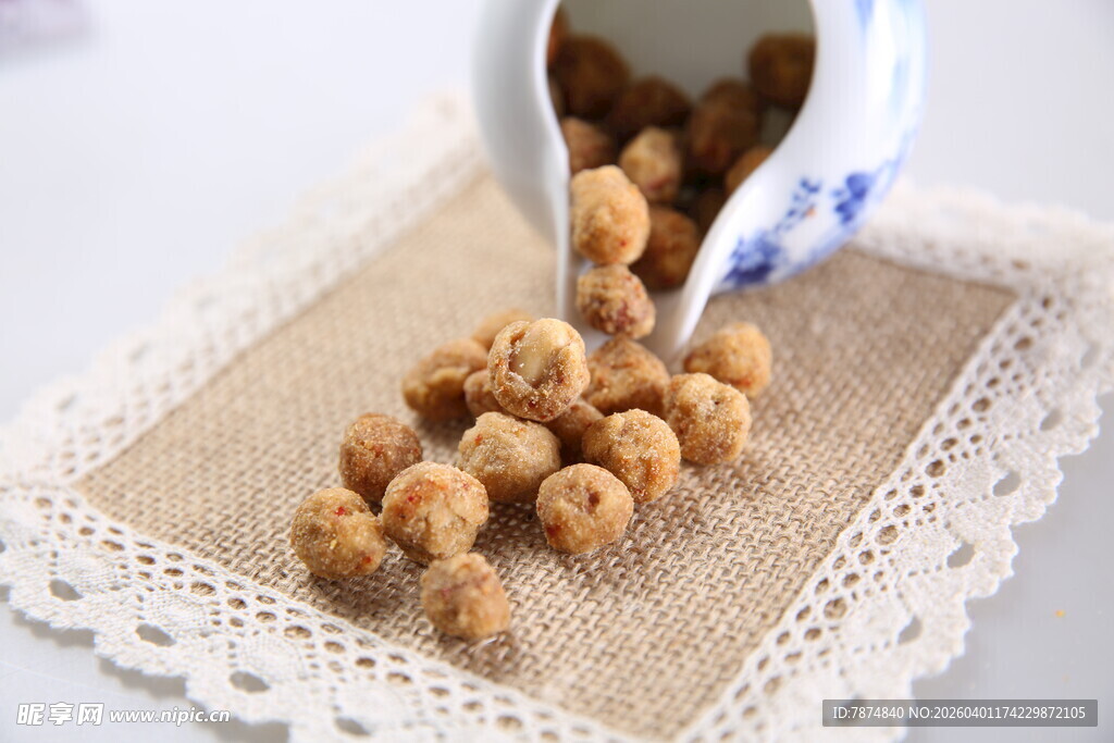 瓷杯倾倒出的美味小零食