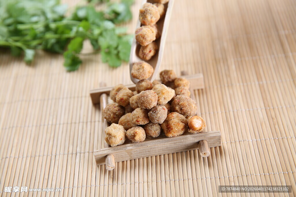 木制容器中的美味花生