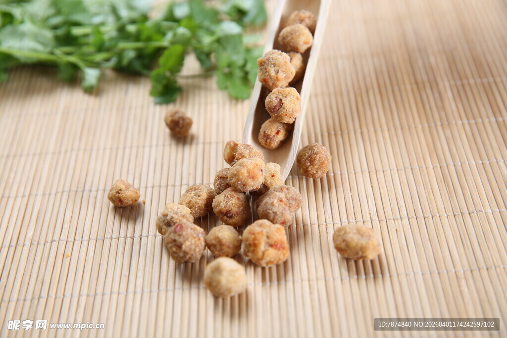 木勺洒落的香脆风味花生