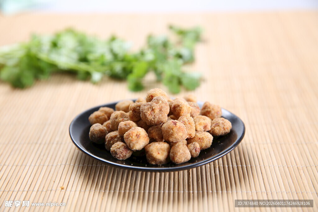 美味花生摆于盘中