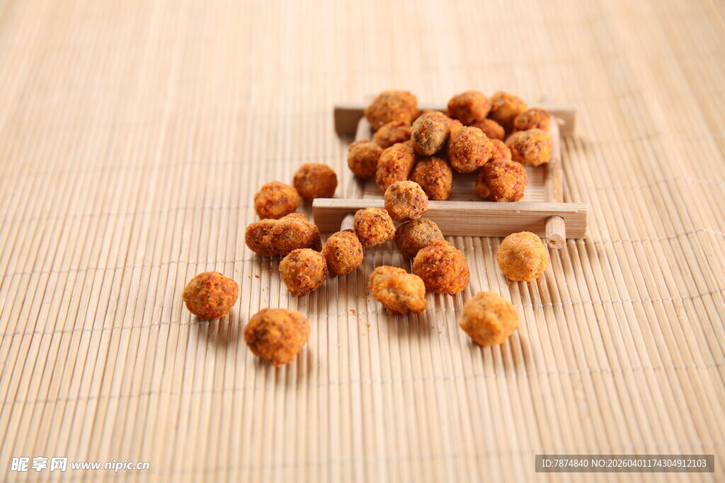 木制托盘上的美味花生