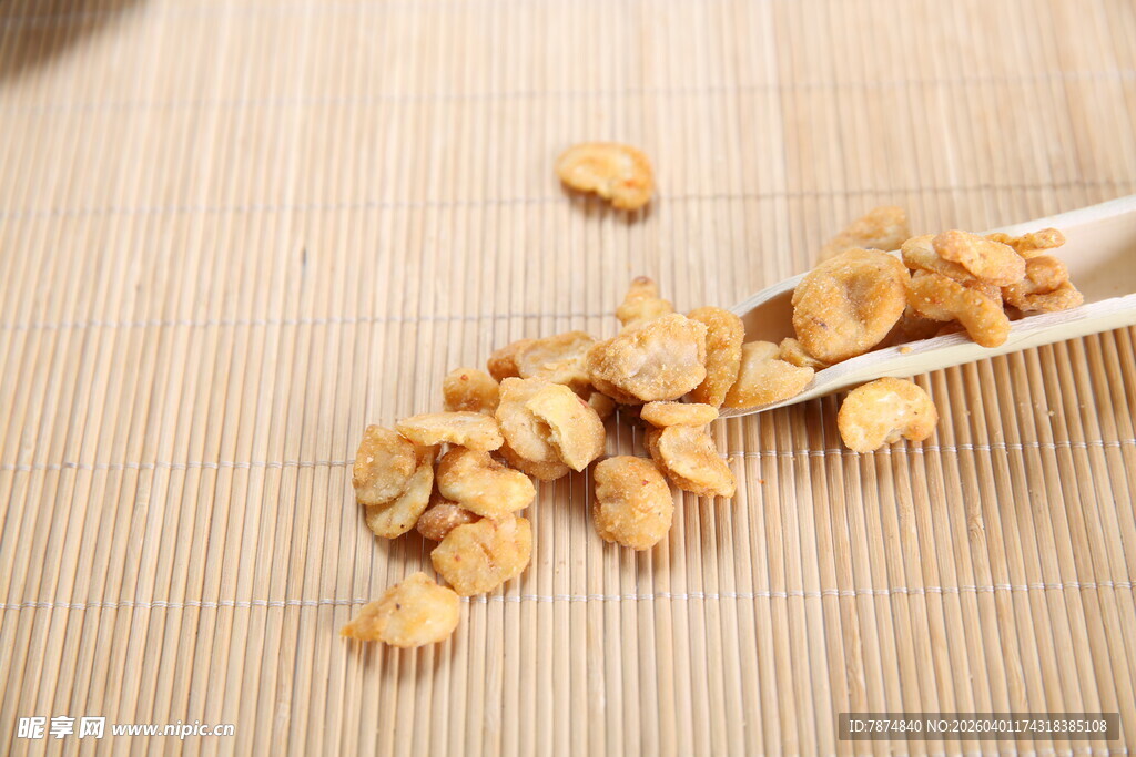 木勺洒落的美味蚕豆片