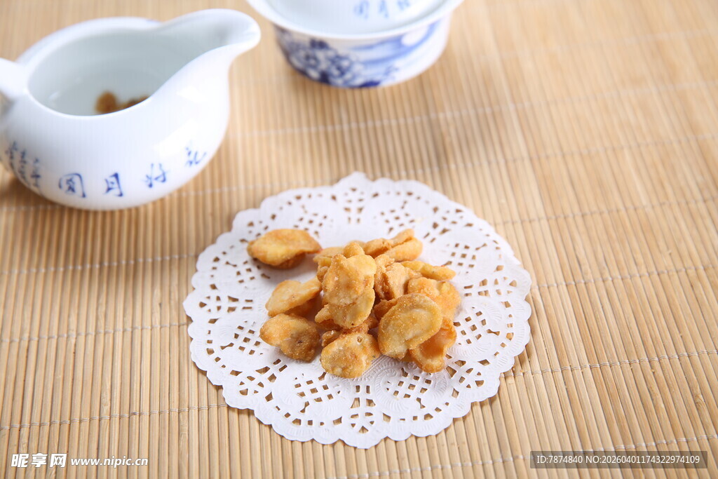 蚕豆摆于蕾丝垫上