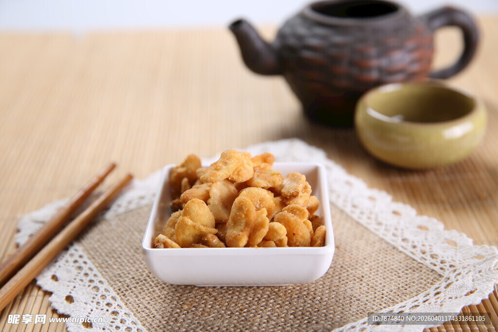 蚕豆摆放在古朴茶具旁