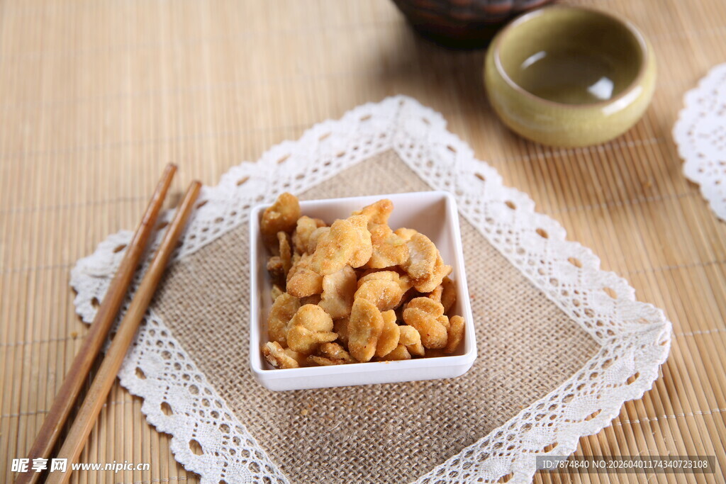 美味蚕豆摆于精致餐具中