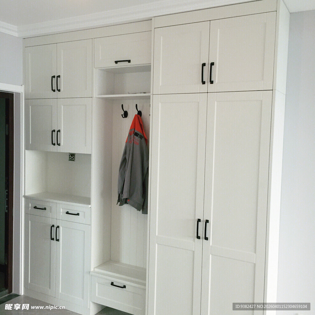 简约白色入户鞋柜设计