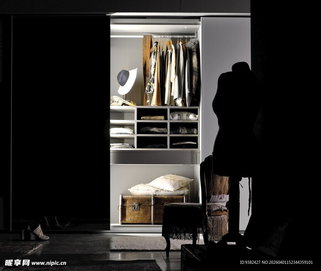 夜晚整理衣柜的人物剪影
