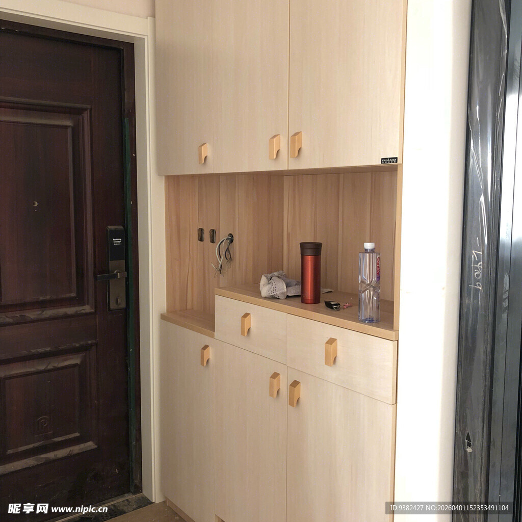 未完工的木质玄关柜场景