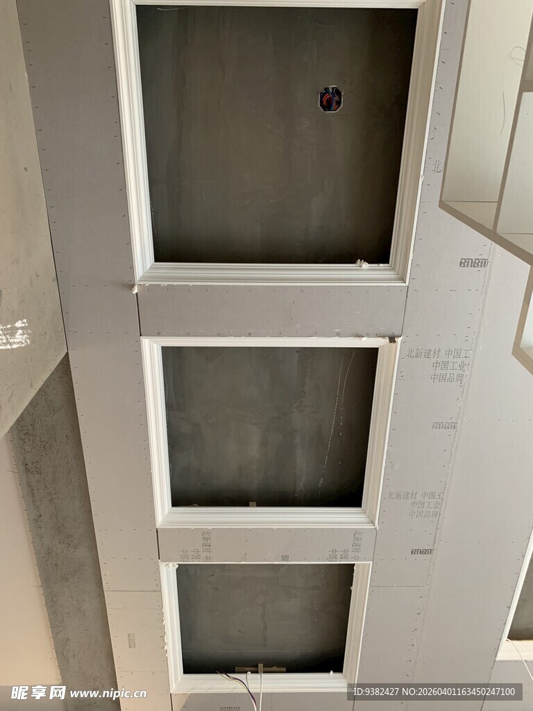 多层嵌入式白色橱柜空间