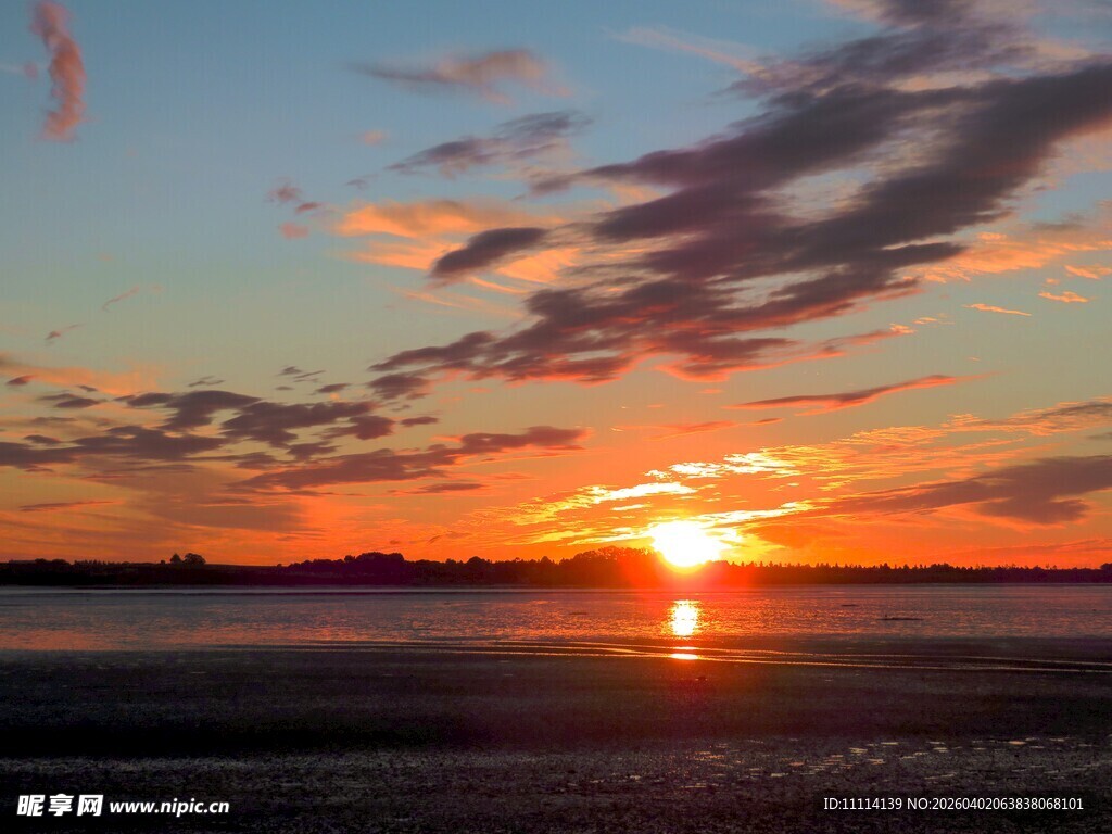夕阳西下的壮丽天空景色