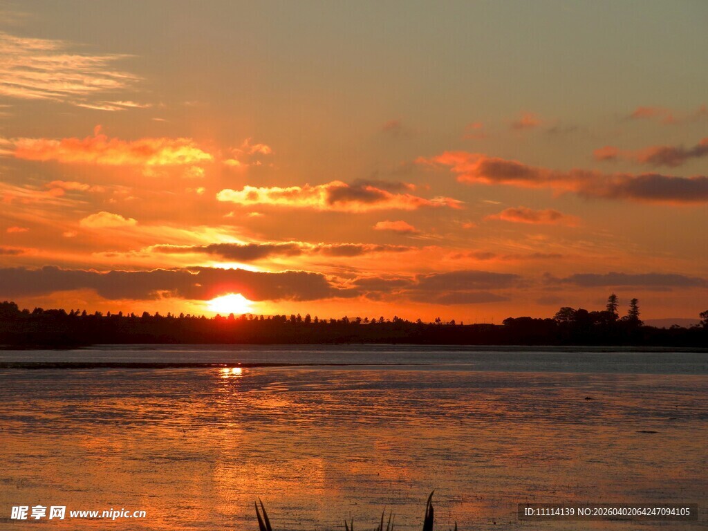夕阳下波光粼粼的水面