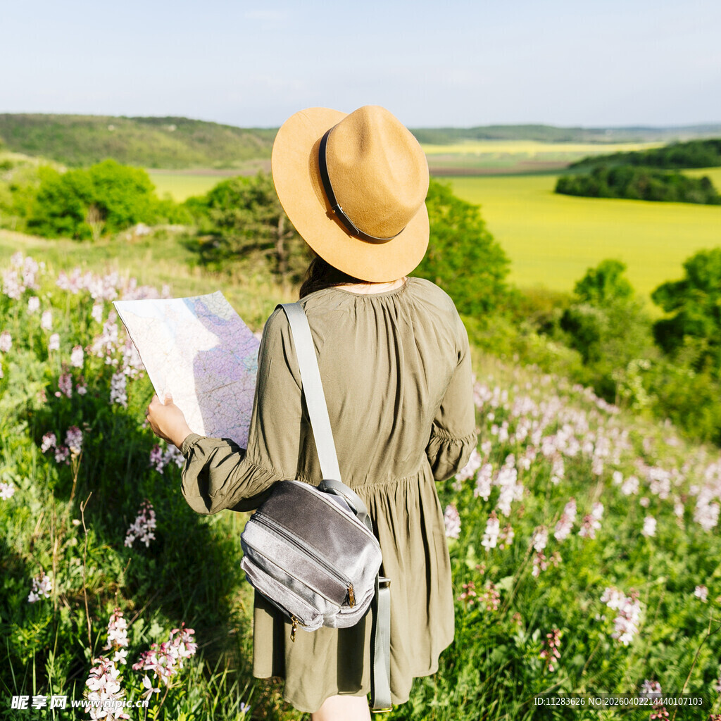 田野间写生的女子