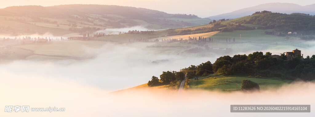 山间晨雾中的葱郁岛屿