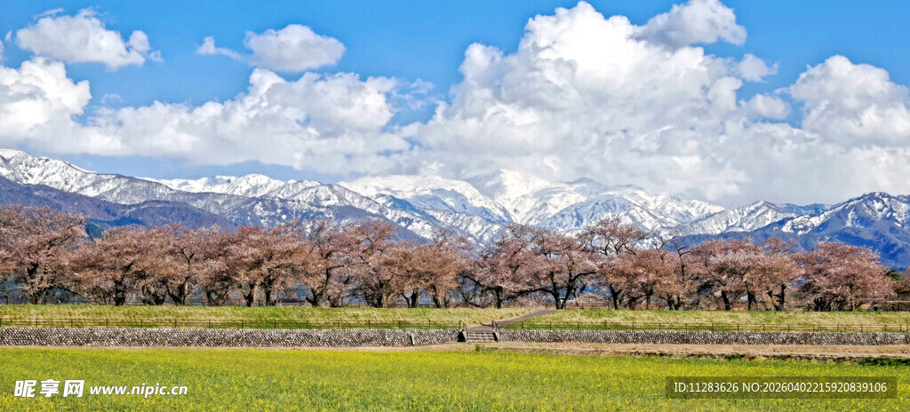 草原山川蓝天白云美景