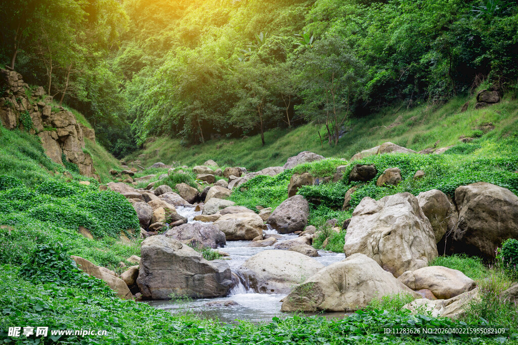 山间溪流