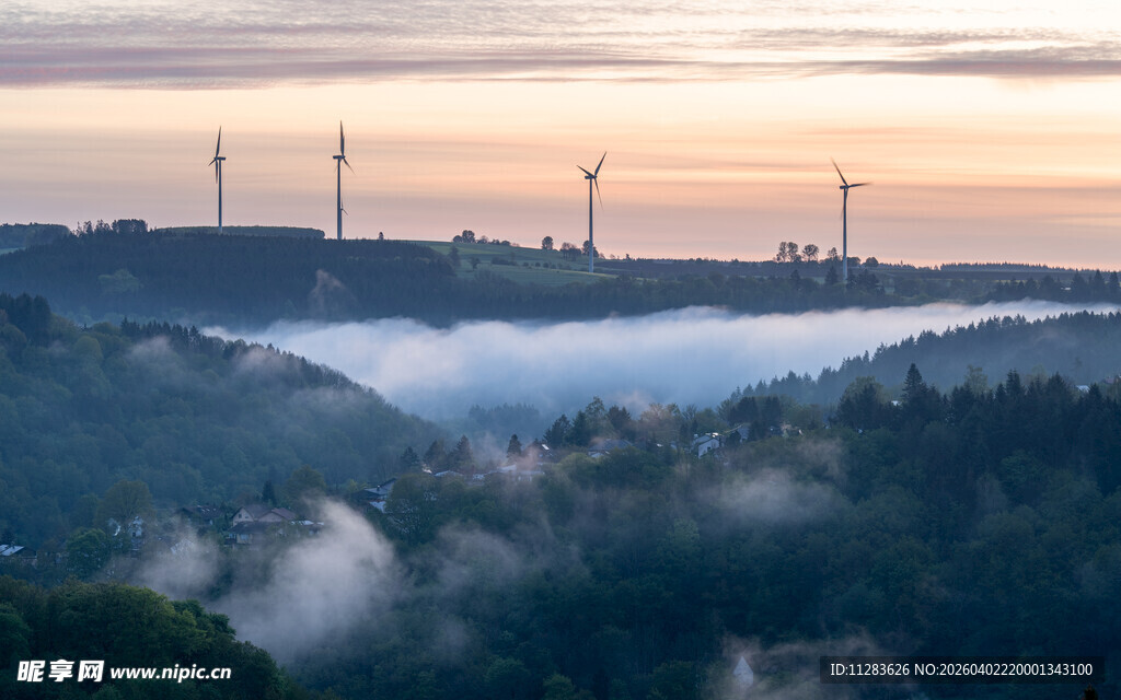 日出下的山林风车云海景观