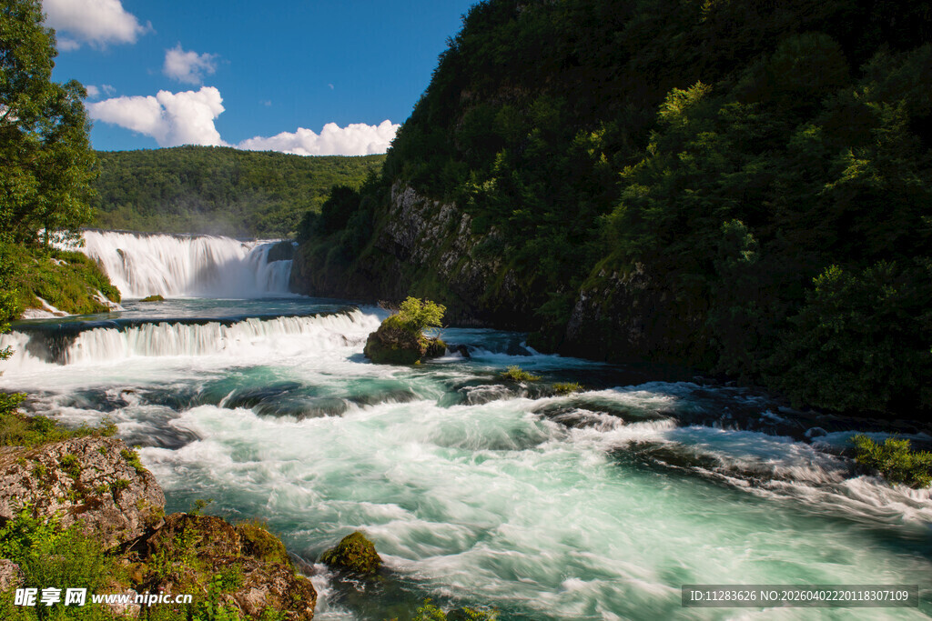 山间奔腾的壮丽瀑布景观