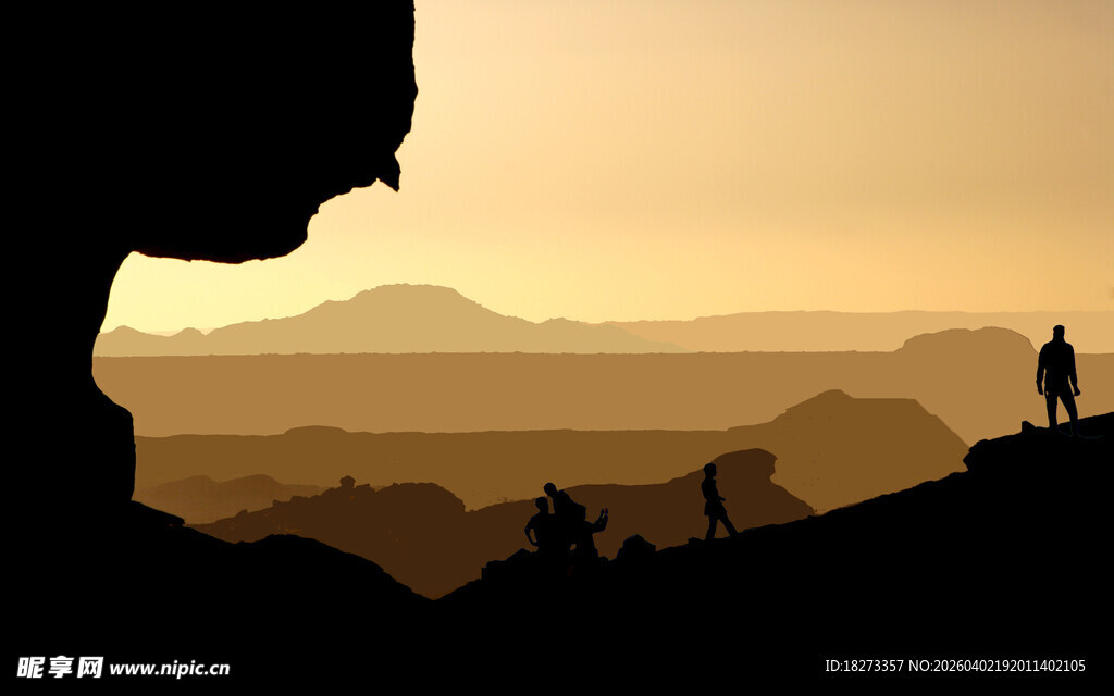 黄昏下的山巅徒步者
