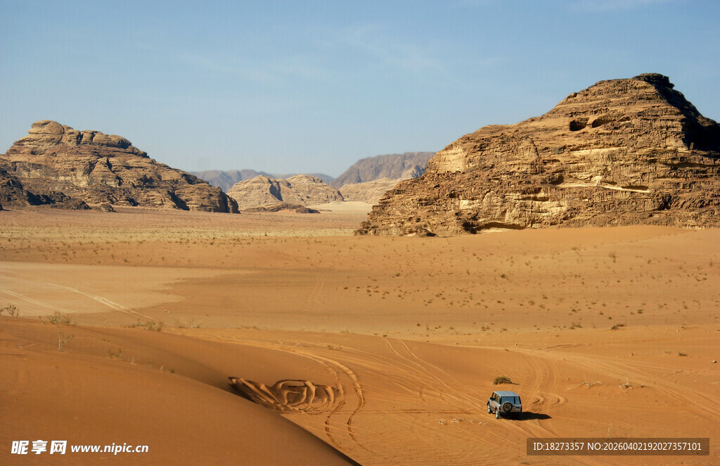 沙漠中行驶的车辆