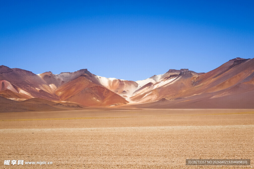 壮丽沙漠与远处山峦景观