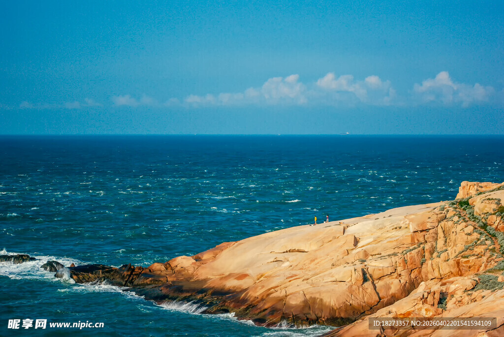 海边岩石与蔚蓝大海景观