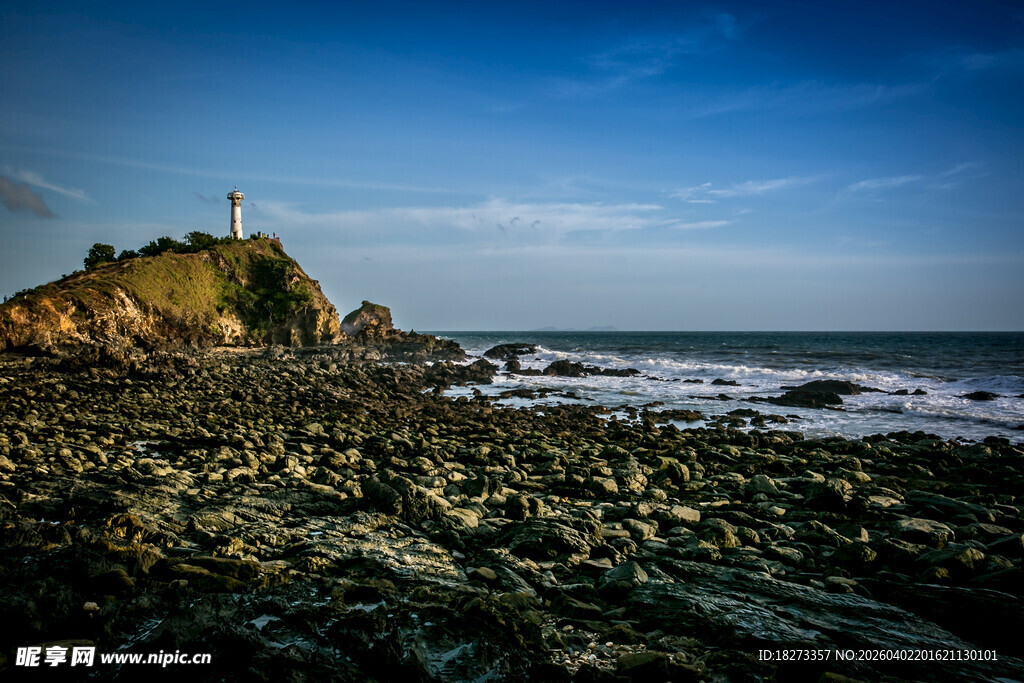 海边灯塔下的嶙峋礁石