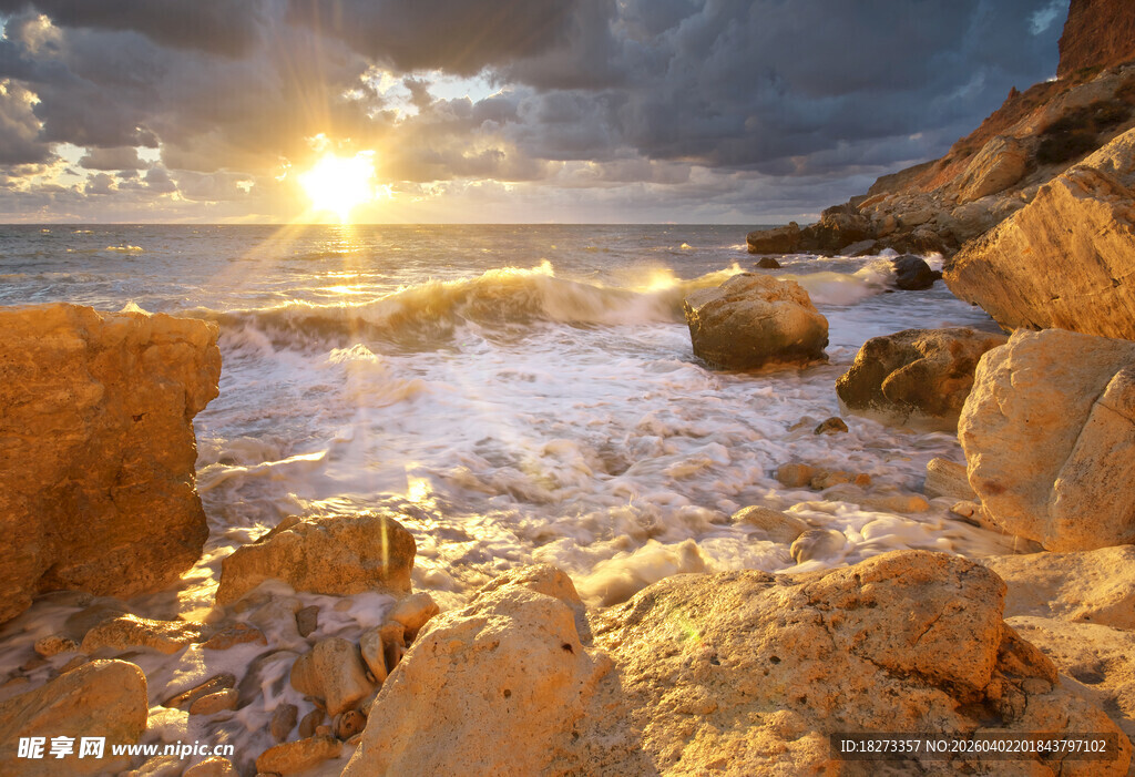 海边日出礁石美景