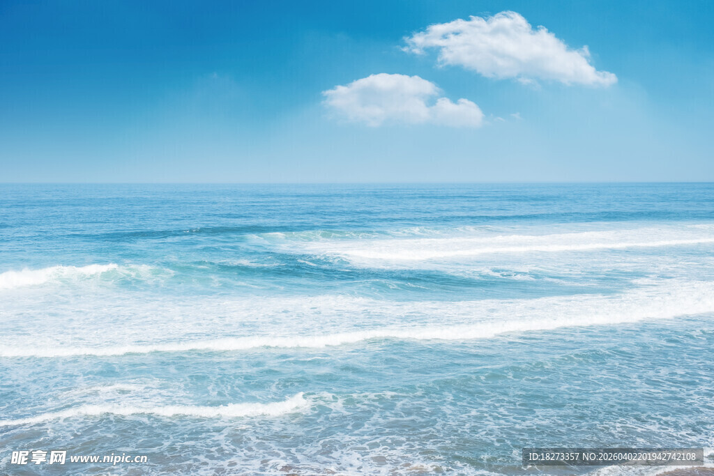 蔚蓝大海与洁白浪花