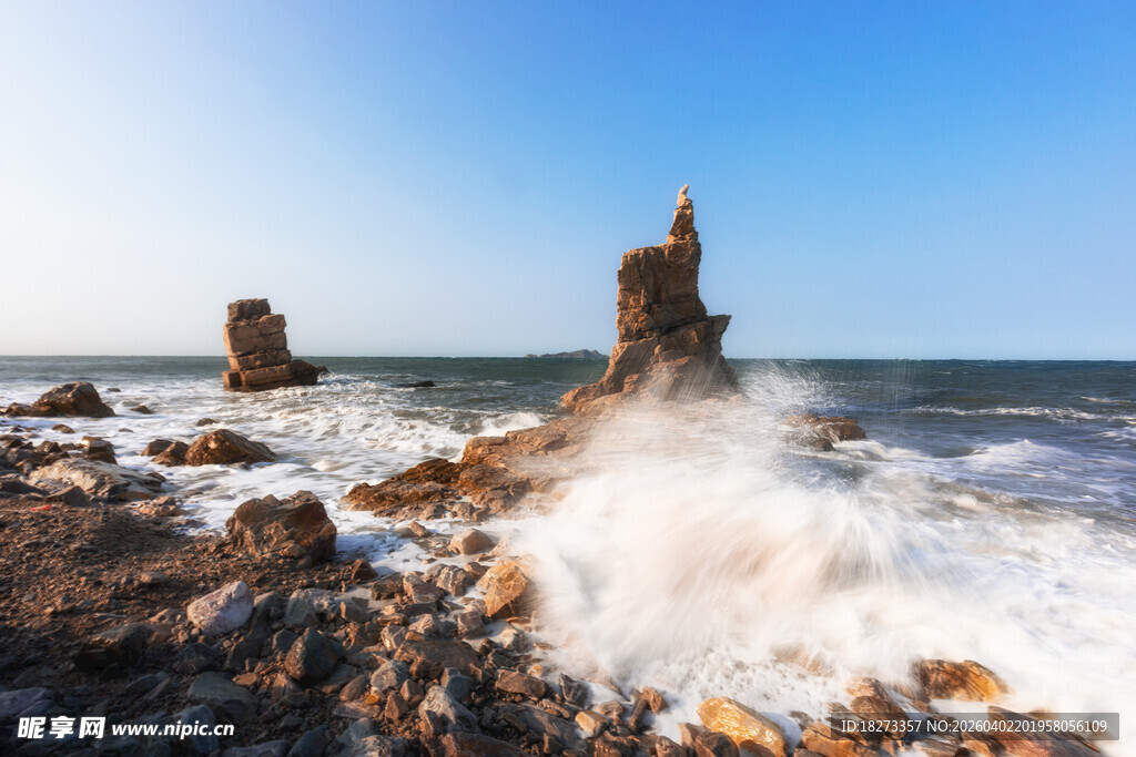 海浪拍击岸边礁石景观