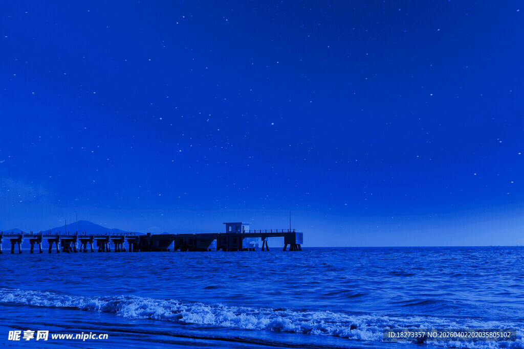 蓝色海滨码头风景