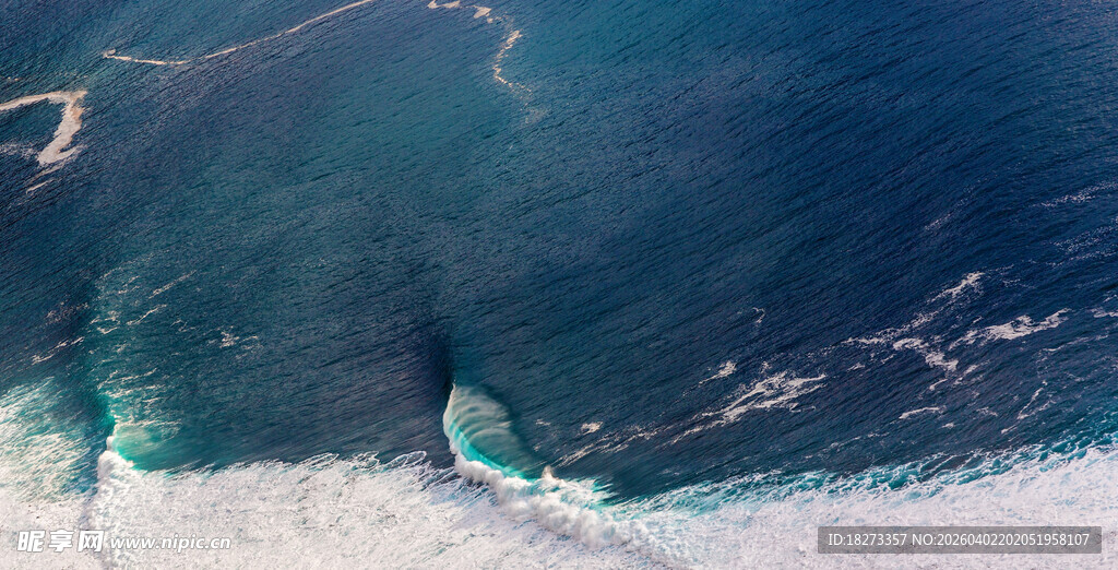 俯瞰蔚蓝大海与白色浪花