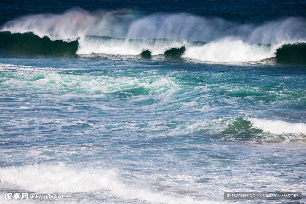 海浪翻涌的壮阔海洋景象