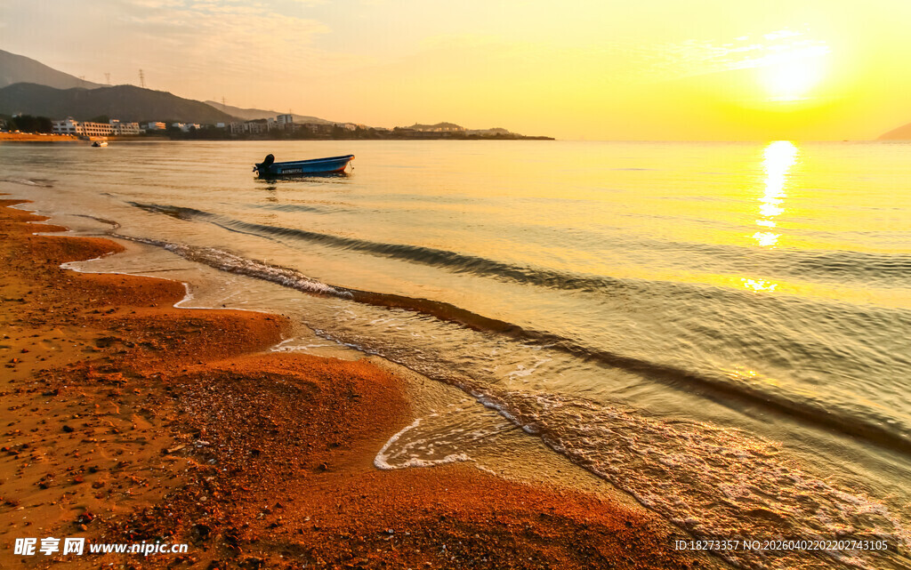 夕阳下的美丽海滩与小船