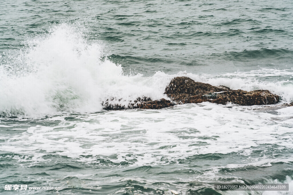 海浪拍击礁石的壮观瞬间